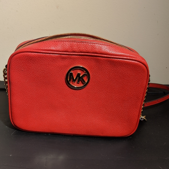 Michael Kors MK Red Gold Fulton Large Pebbled Leather Crossbody Camera Bag Purse - Picture 1 of 10